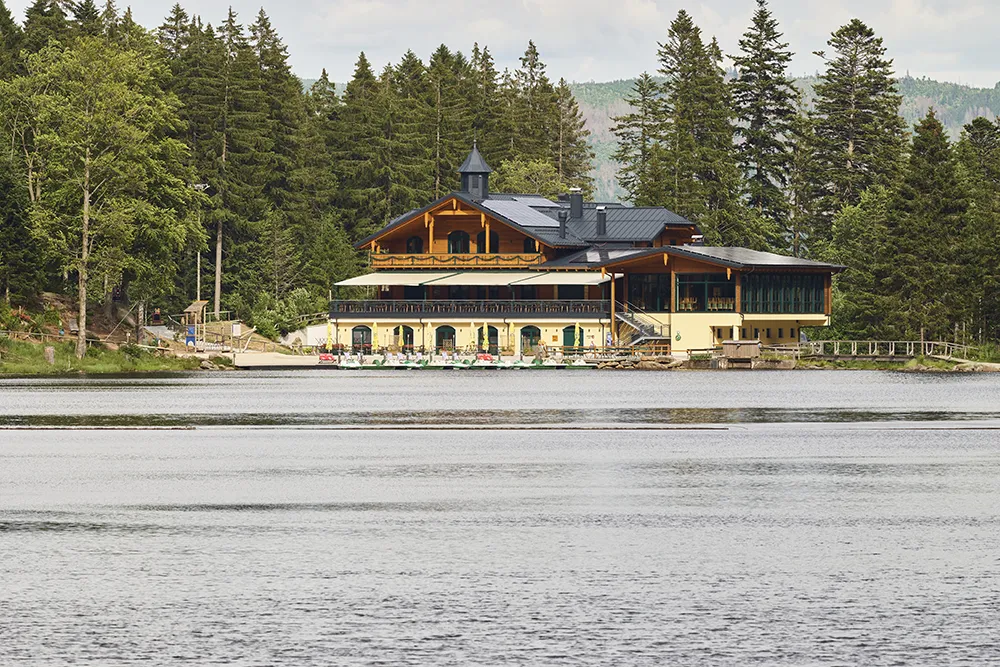 Beliebtes Ausflugsziel Arberseehaus mit Tretbooten Blick auf's Arberseehaus