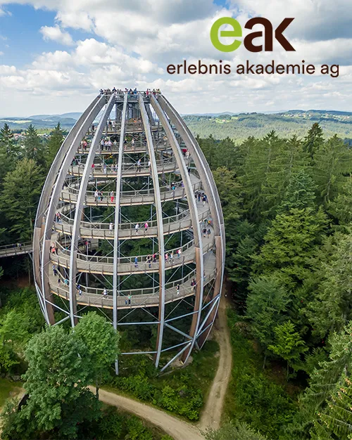 Blick auf den Baumwipfelpfad Bayerischer Wald im Sommer mit Logo oben rechts Blick auf den Baumwipfelpfad Bayerischer Wald im Sommer mit Logo oben rechts