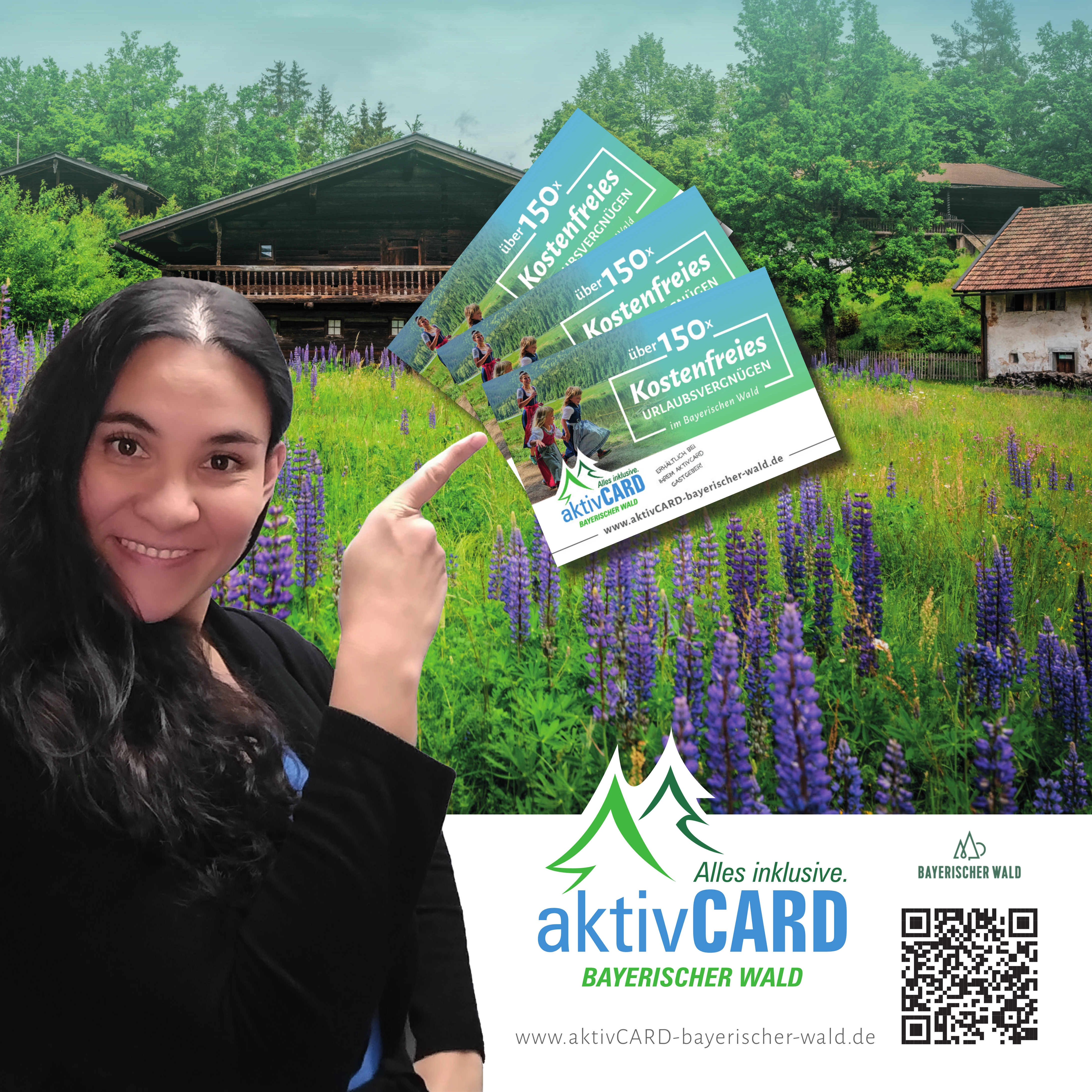 Dame mit aktivCARD Bayerischer Wald Links im Bild Dame die mit der Hand auf mehrere aktivCARD-Gästekarten hindeutet.