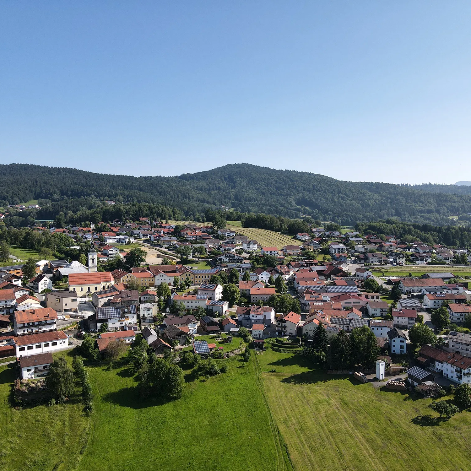 Einen Drohnenbild der Gemeinde Kirchdorf Luftaufnahme Kirchdorf