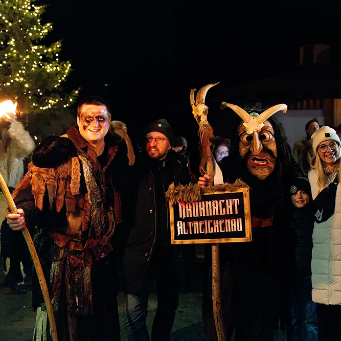 Festliche Rauhnacht mit traditionellen Masken und Fackeln Rauhnacht Altreichenau