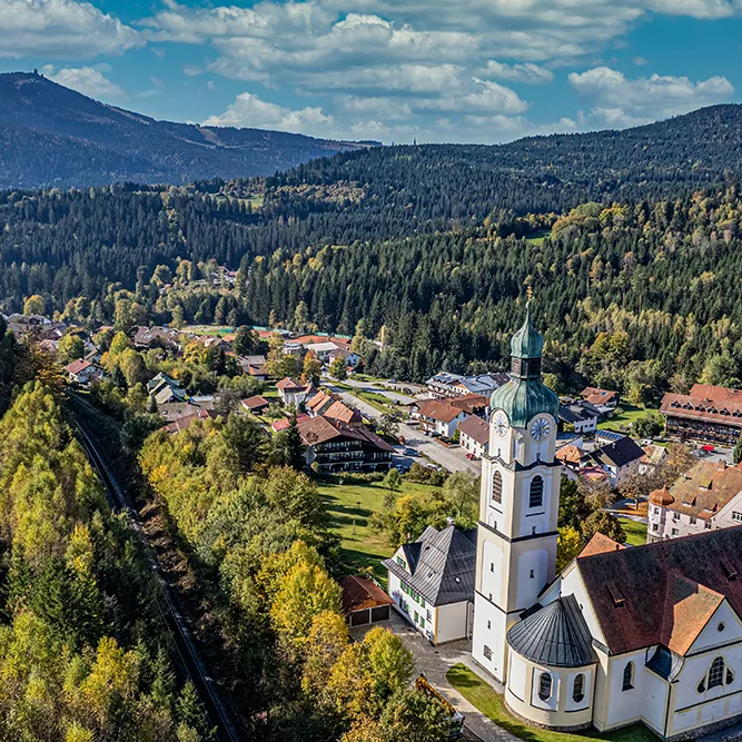 Eine Luftaufnahme von der herbstlichen Gemeinde Bayerisch-Eisenstein Blick auf das wunderschöne Bayerisch Eisenstein