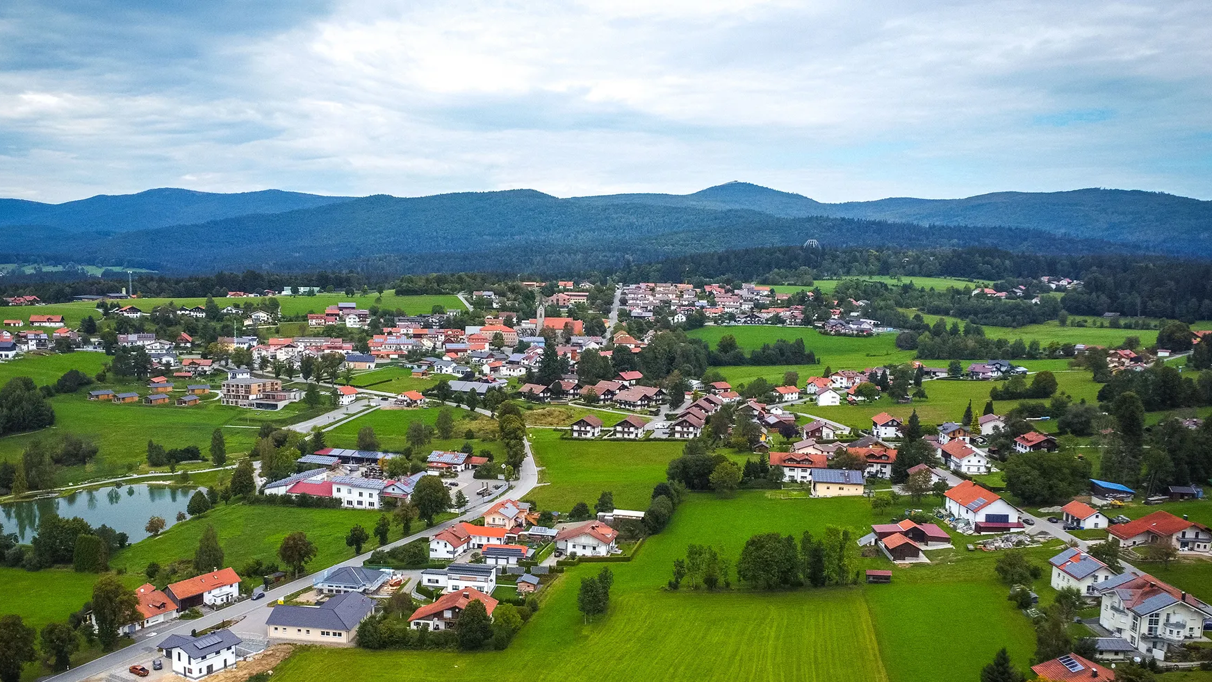 Luftaufnahme des charmanten Neuschönau in frisch-grüner Natur Gemeinde Neuschönau
