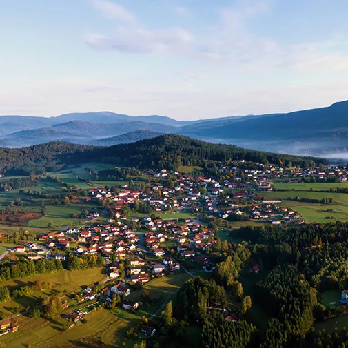 Malerisches Lindberg angeschmiegt an sanfte Mittelgebirgshügel und weiten Wäldern Lindberg eingebettet in ein grünes Kleinod, umgeben von einer ruhigen, idyllischen Naturkulisse und Waldwogen.