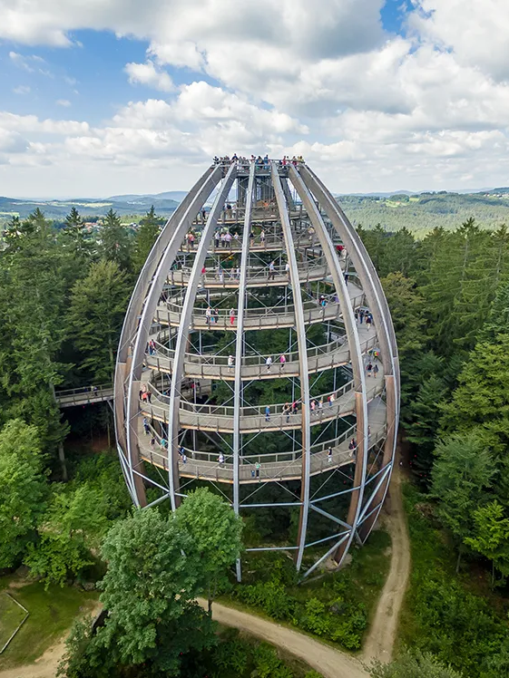 Moderne Architektur des Baumeis in Neuschönau trifft auf Natur im Waldgebiet Ein Drohnenbild zeigt das über 40m hohe Baumei des Baumwipfelpfades im Nationalparkzentrum Lusen