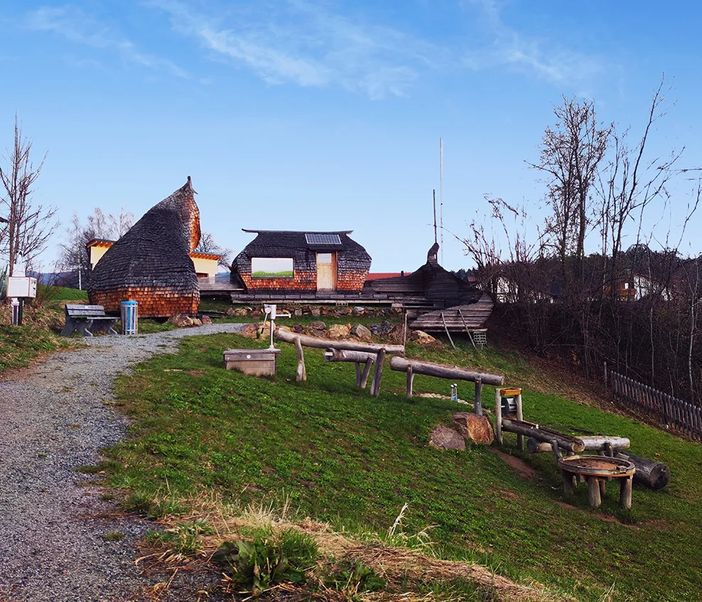 Einzigartige Architektur des Holzmobils des Künstlers Peter Voglsperger am Dorfwaldgarten Neuschönau Holzmobil in der Gemeinde Neuschönau