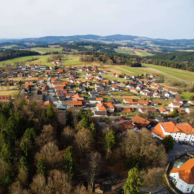 Luftaufnahme des beschaulichen Oberkreuzberg in der Gemeinde Spiegelau Ein luftiger Blick auf das Oberkreuzberg, das dicht am Wald liegt, mit landwirtschaftlichen Flächen und Hügelland rundum.