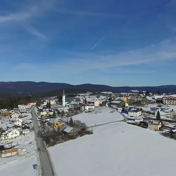 Blick auf den Ort Hohenau im Winter