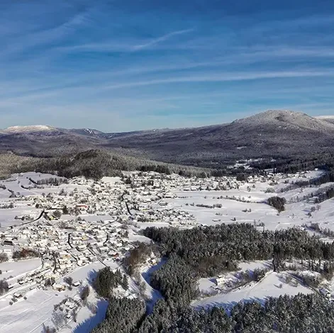 Blick auf das idyllisch eingebettete Lindberg im Winterkleid